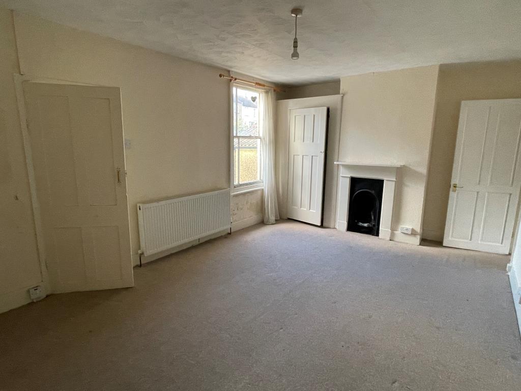 Lot: 118 - MID-TERRACE HOUSE FOR IMPROVEMENT - 
